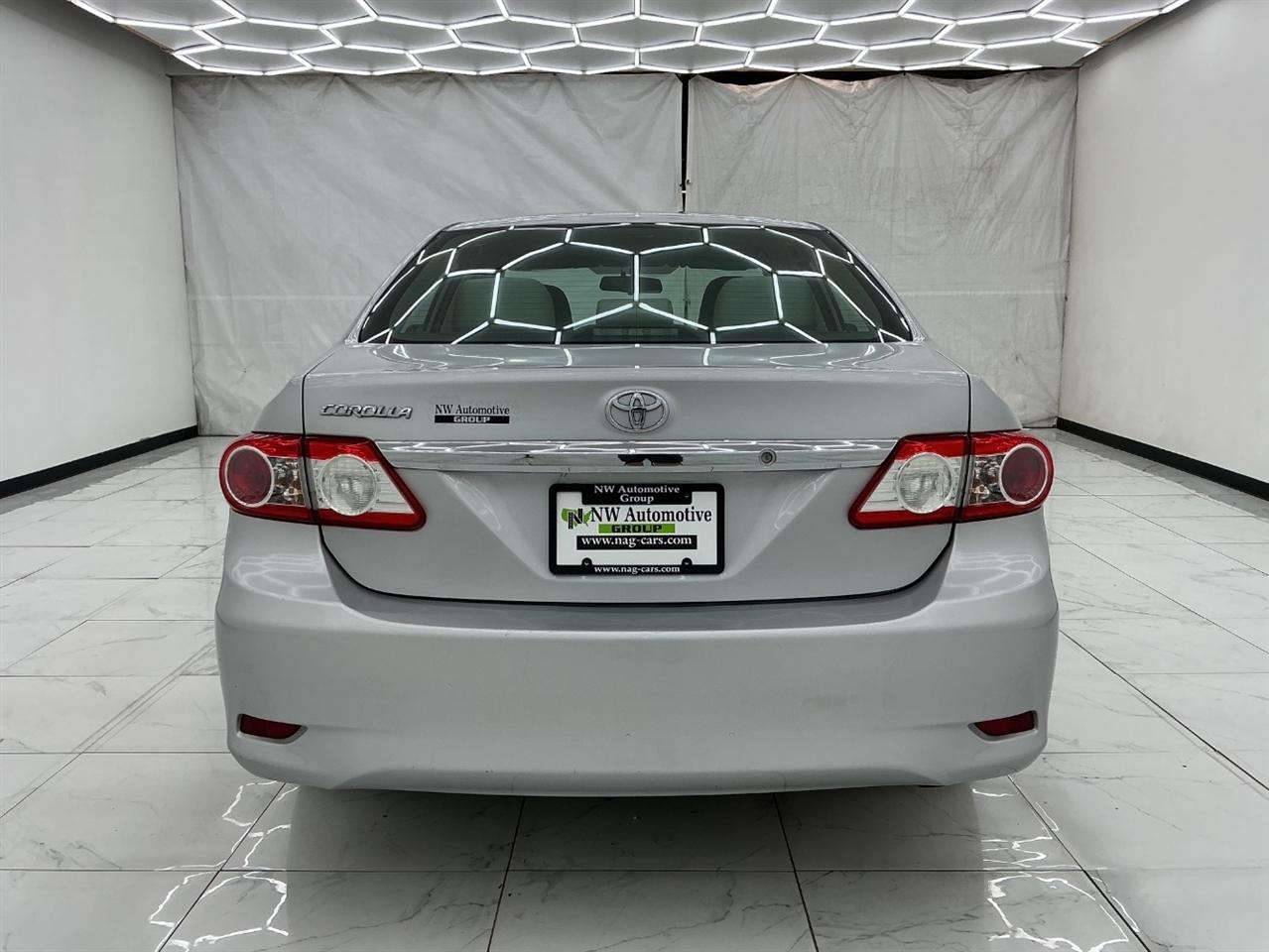 Toyota Corolla 4dr Sdn Auto LE (Natl) 2012