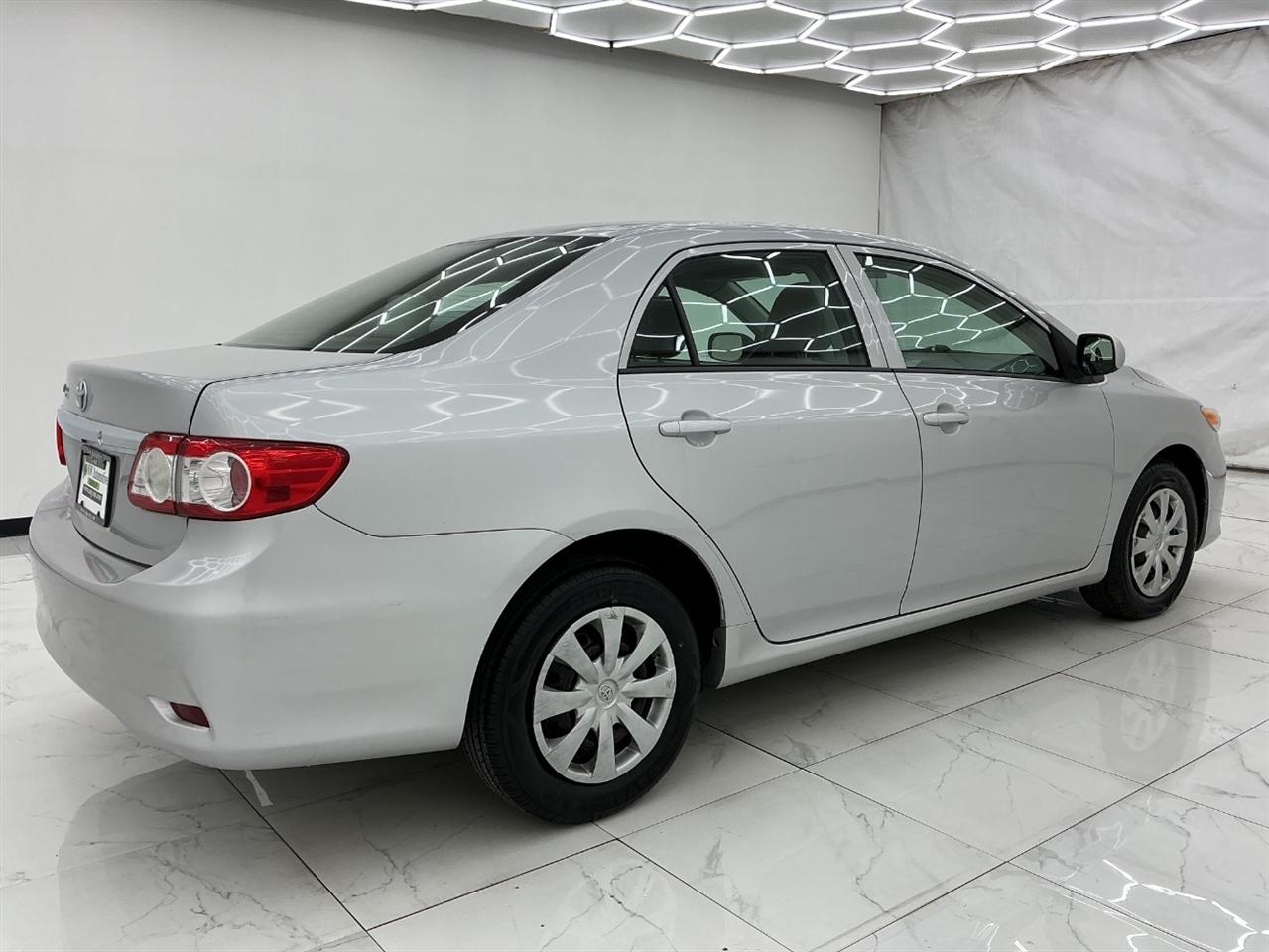 Toyota Corolla 4dr Sdn Auto LE (Natl) 2012