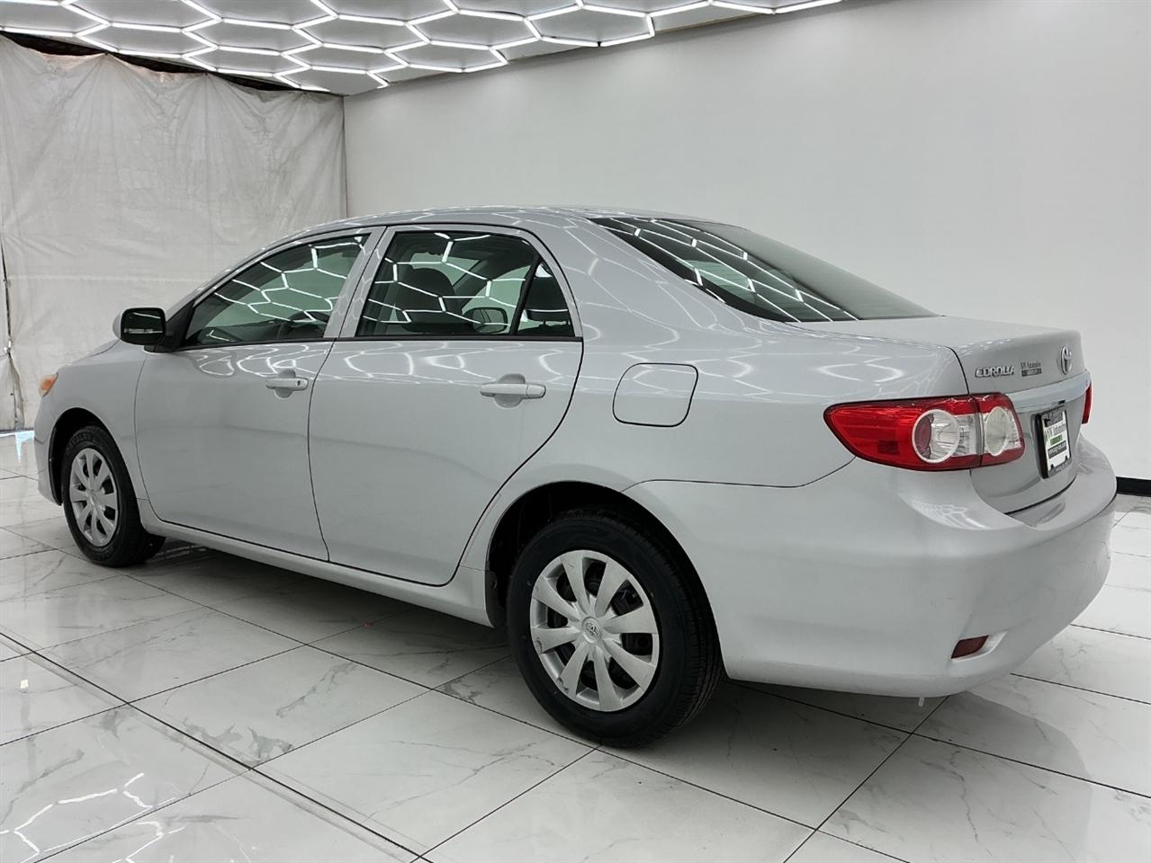 Toyota Corolla 4dr Sdn Auto LE (Natl) 2012