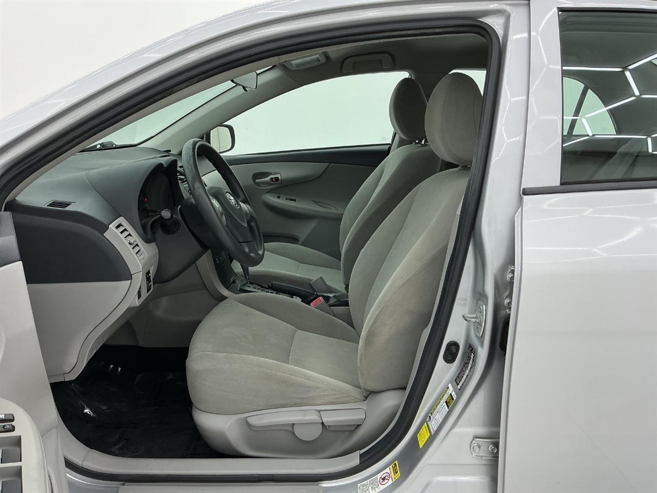 Toyota Corolla 4dr Sdn Auto LE (Natl) 2012