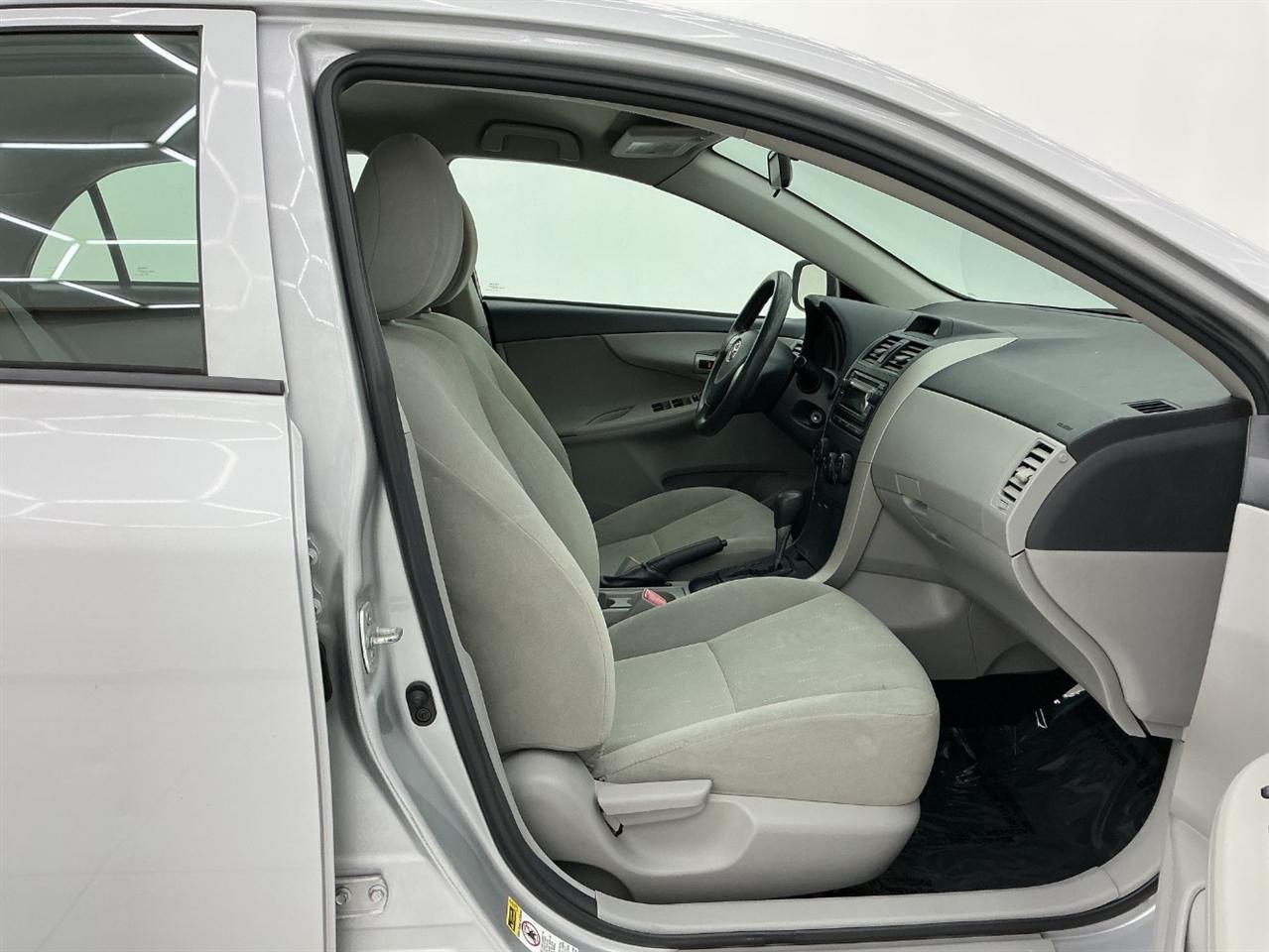 Toyota Corolla 4dr Sdn Auto LE (Natl) 2012