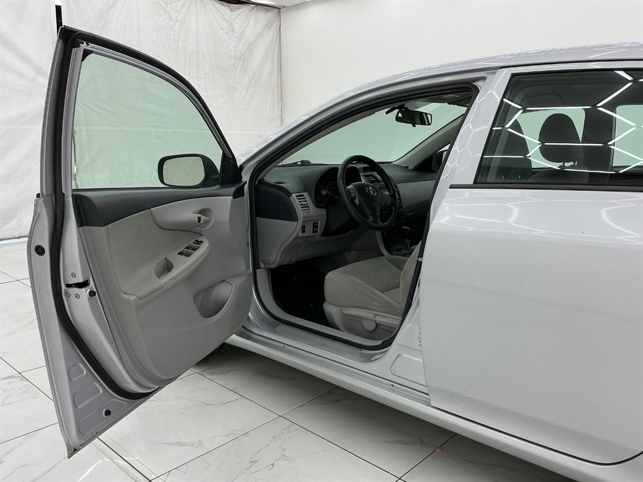 Toyota Corolla 4dr Sdn Auto LE (Natl) 2012