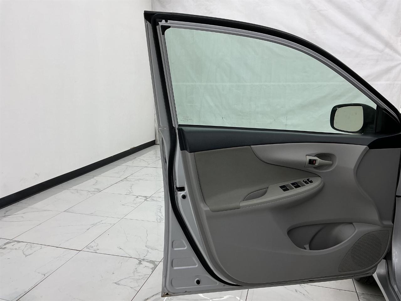Toyota Corolla 4dr Sdn Auto LE (Natl) 2012