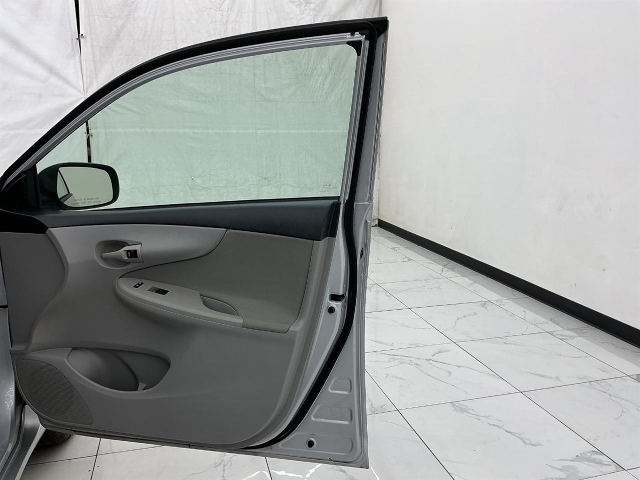 Toyota Corolla 4dr Sdn Auto LE (Natl) 2012