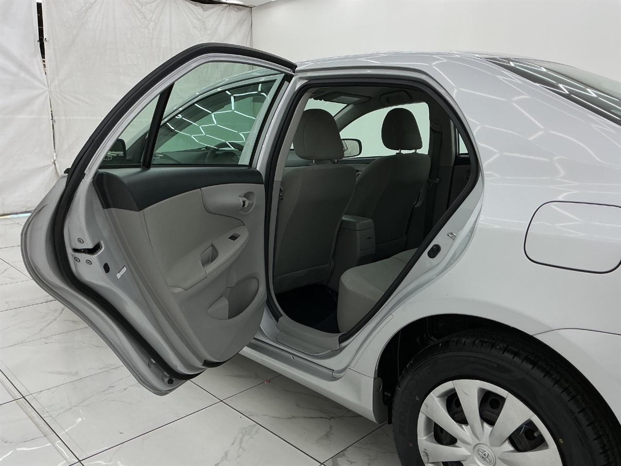 Toyota Corolla 4dr Sdn Auto LE (Natl) 2012