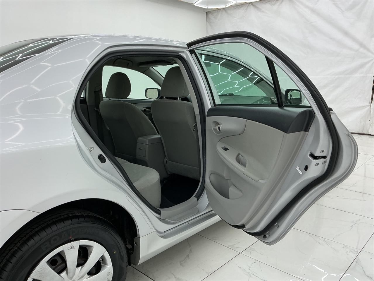 Toyota Corolla 4dr Sdn Auto LE (Natl) 2012