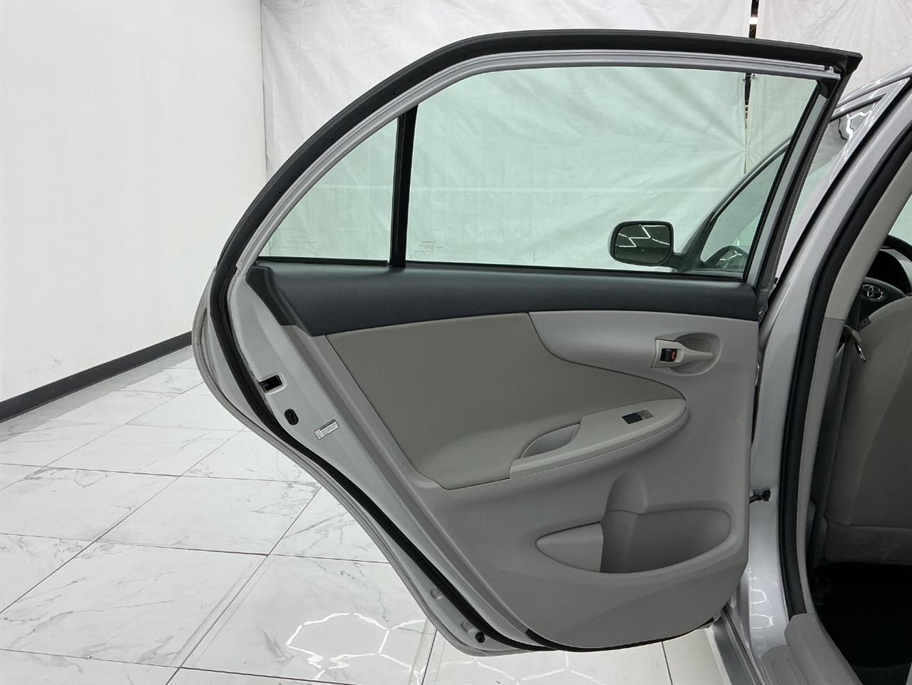 Toyota Corolla 4dr Sdn Auto LE (Natl) 2012