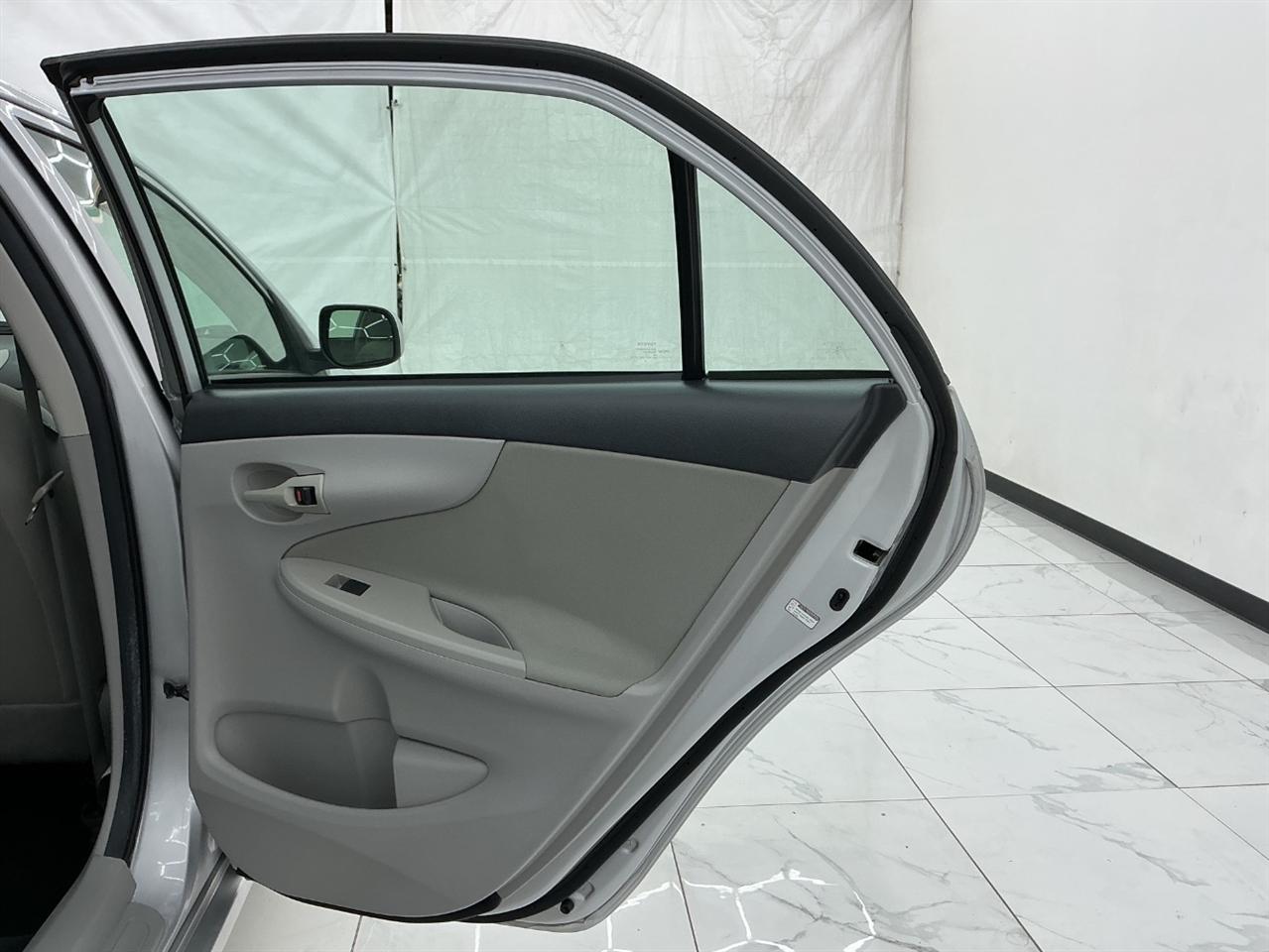 Toyota Corolla 4dr Sdn Auto LE (Natl) 2012
