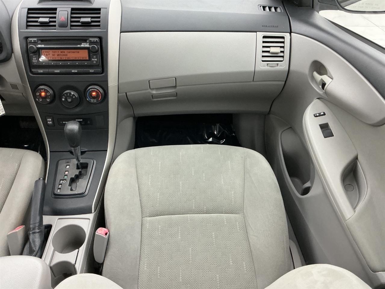 Toyota Corolla 4dr Sdn Auto LE (Natl) 2012