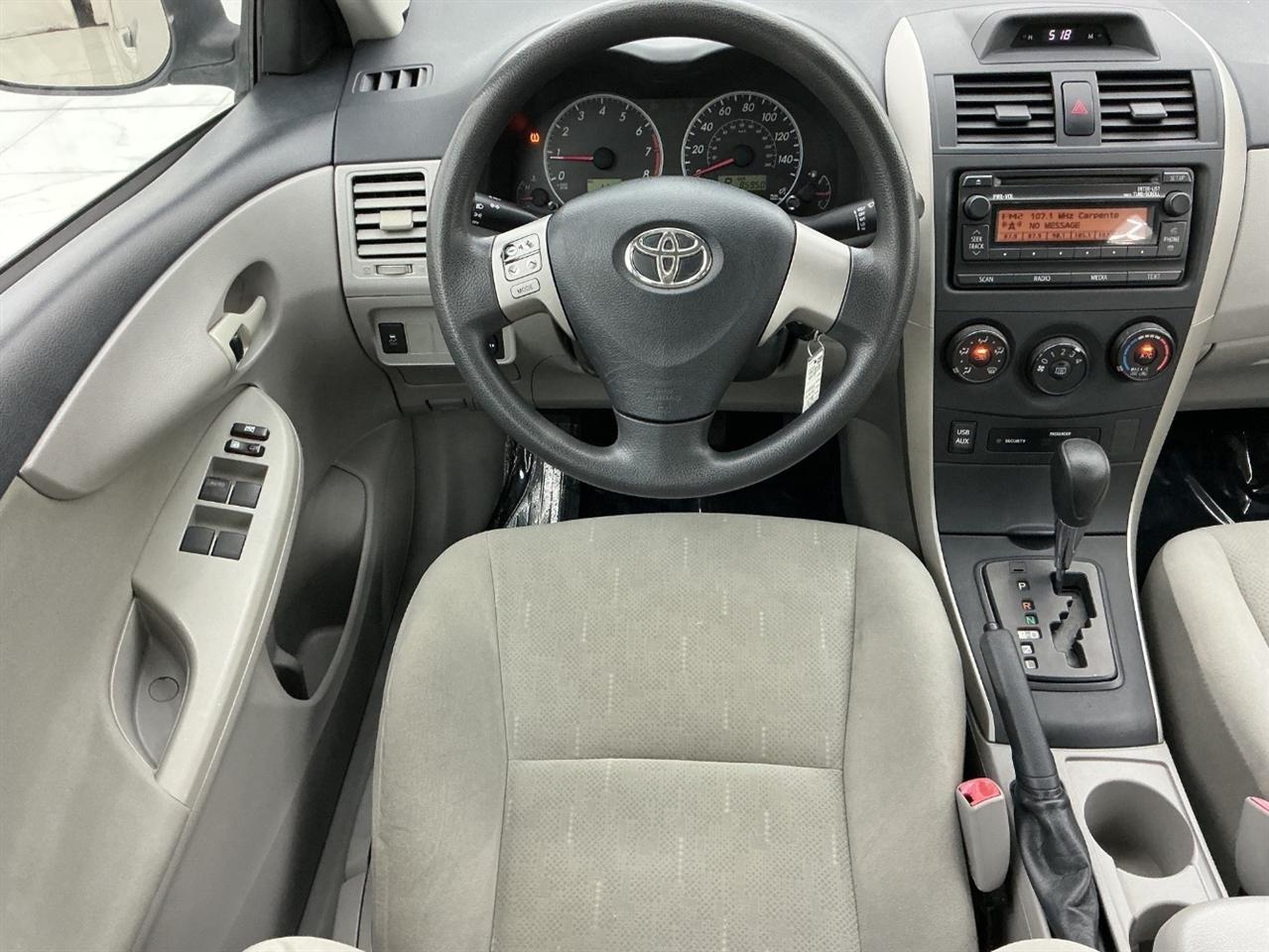Toyota Corolla 4dr Sdn Auto LE (Natl) 2012
