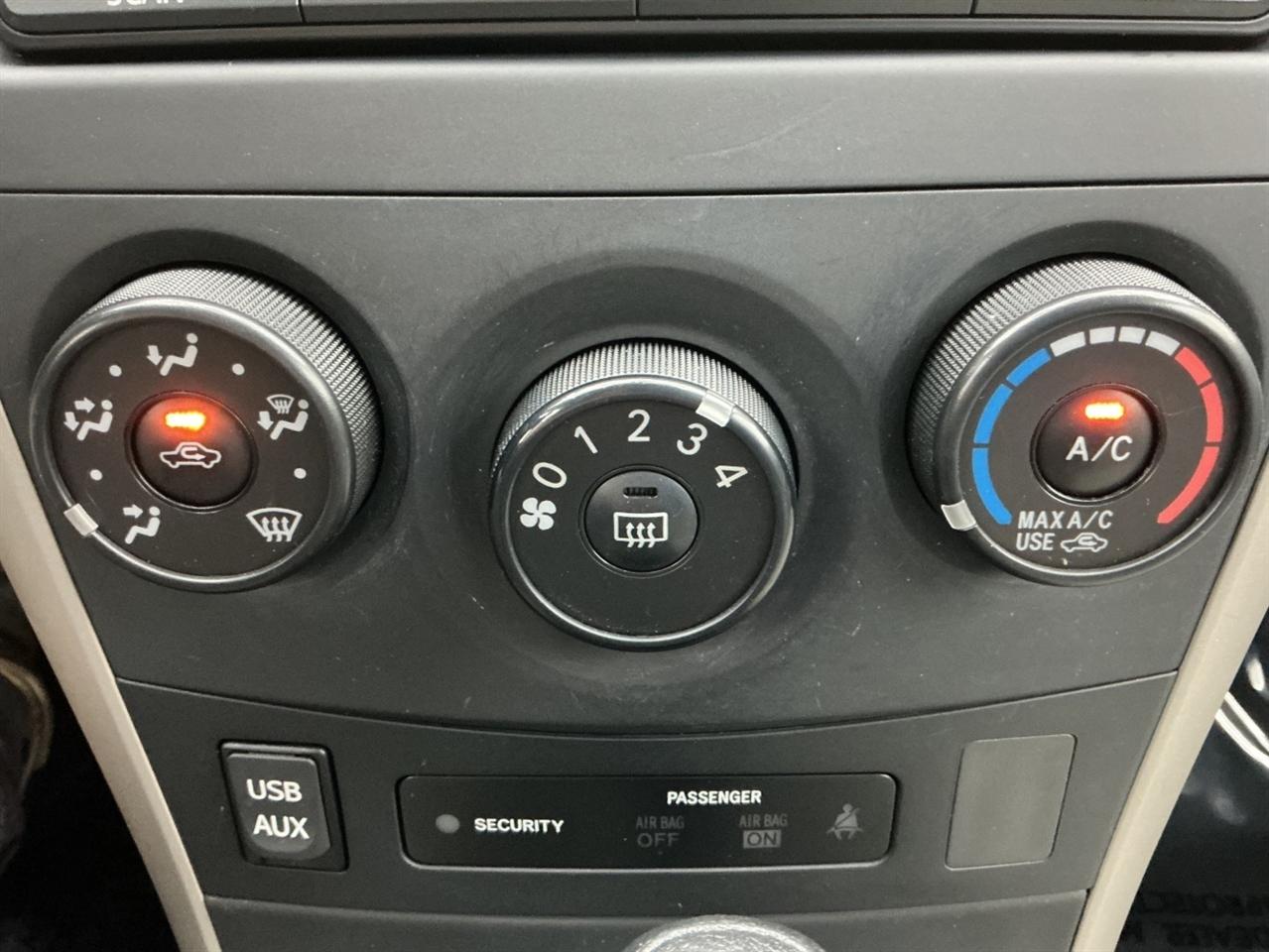 Toyota Corolla 4dr Sdn Auto LE (Natl) 2012