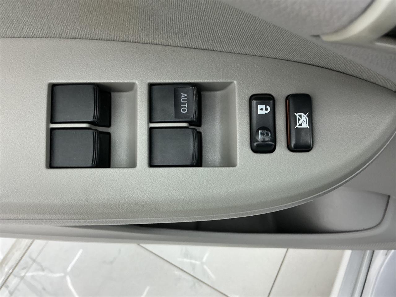 Toyota Corolla 4dr Sdn Auto LE (Natl) 2012