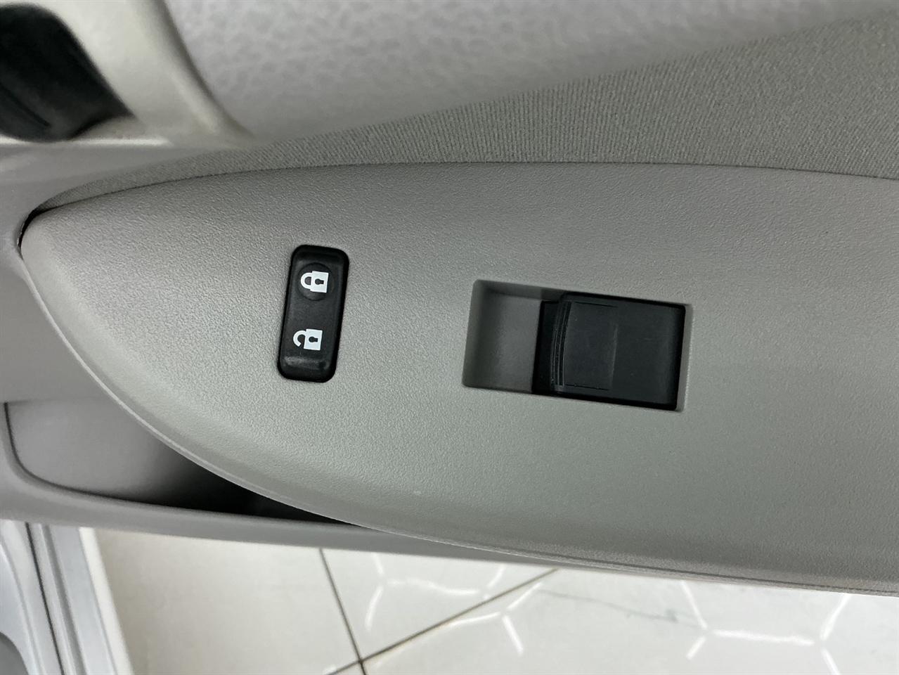 Toyota Corolla 4dr Sdn Auto LE (Natl) 2012