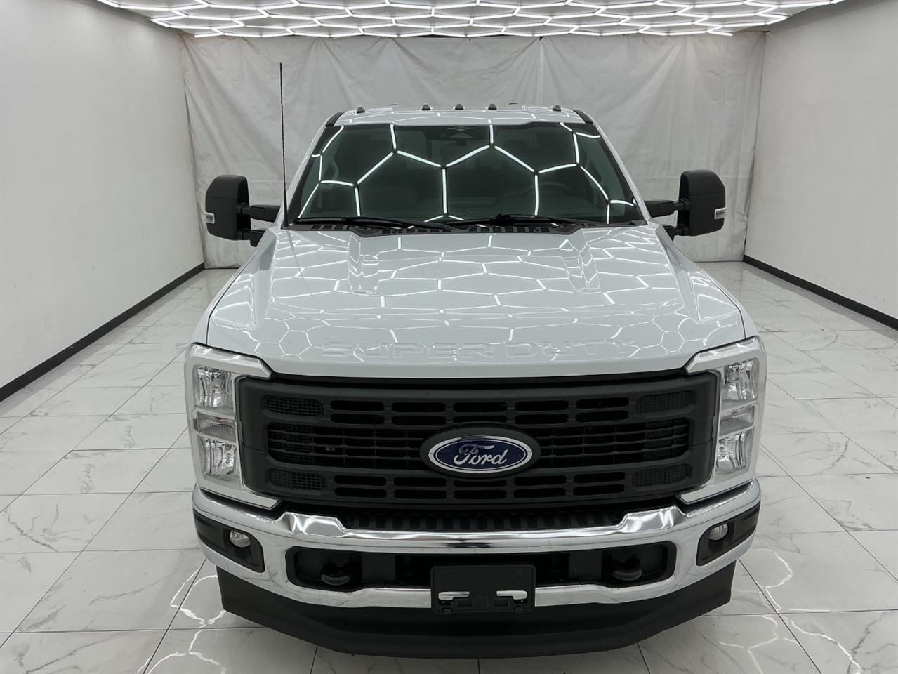 Ford Super Duty F-350 DRW King Ranch 4WD Crew Cab 8' Box 2023