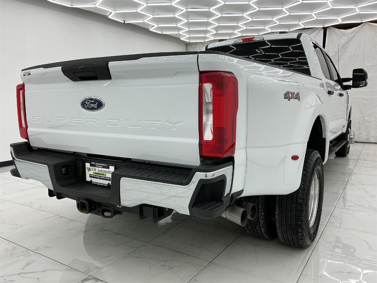 Ford Super Duty F-350 DRW King Ranch 4WD Crew Cab 8' Box 2023