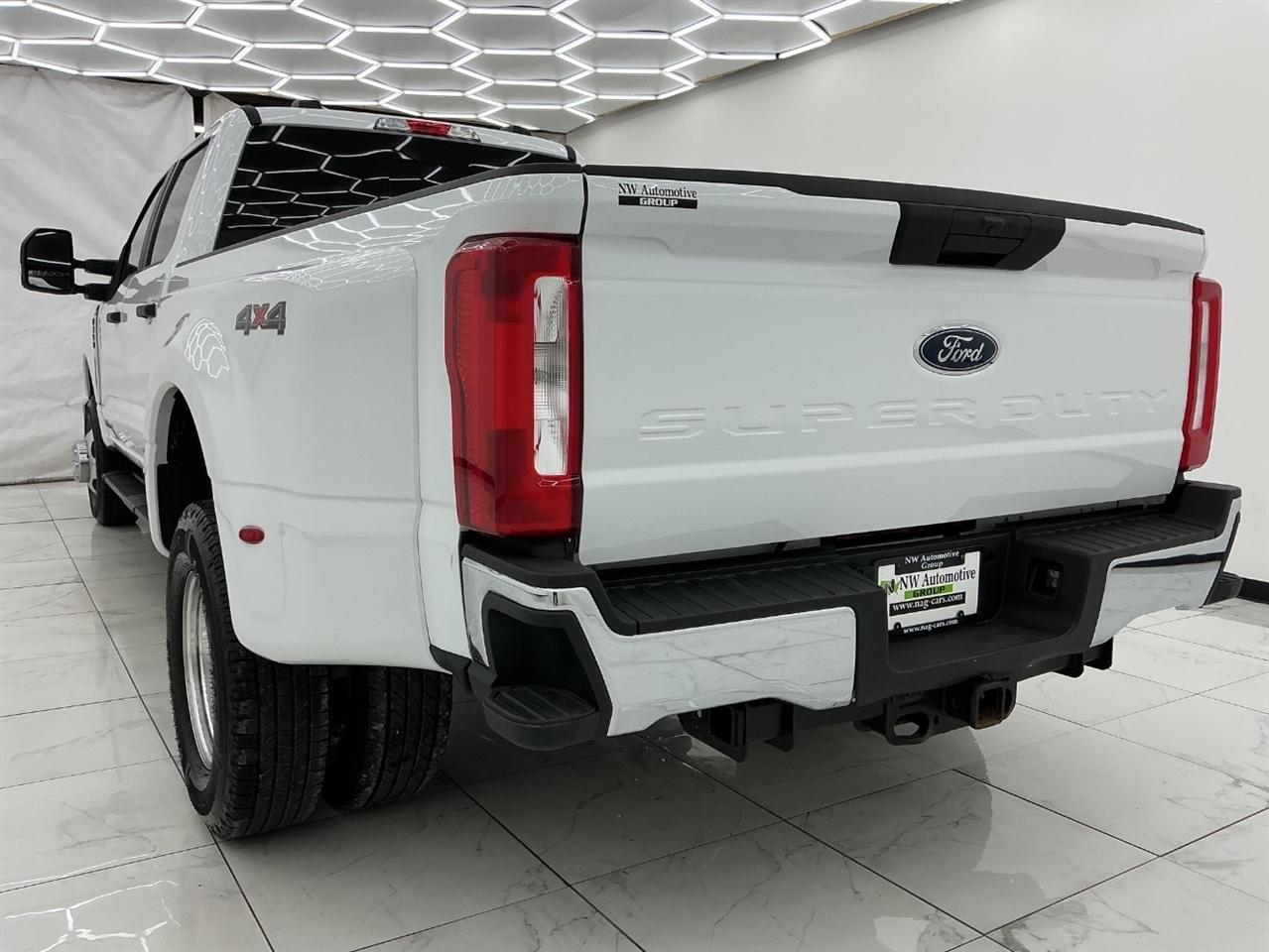 Ford Super Duty F-350 DRW King Ranch 4WD Crew Cab 8' Box 2023