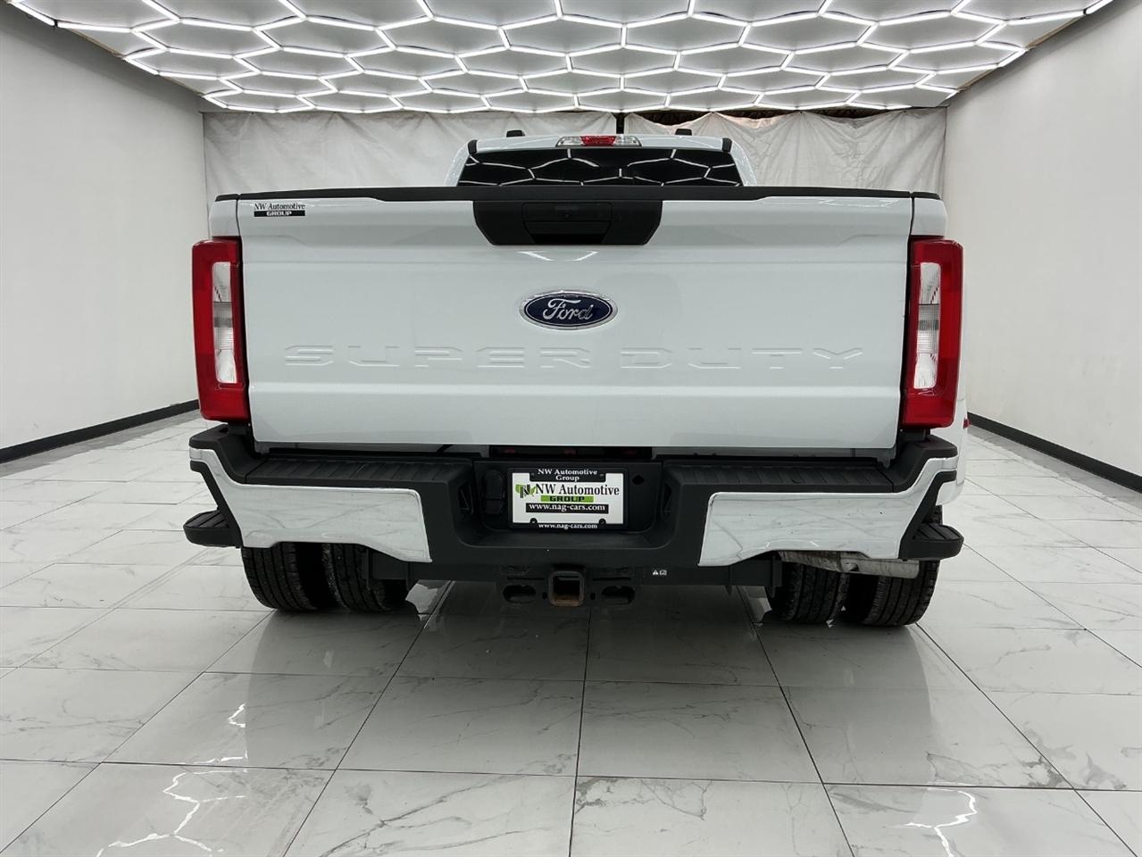Ford Super Duty F-350 DRW King Ranch 4WD Crew Cab 8' Box 2023