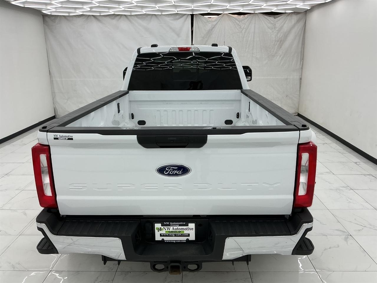 Ford Super Duty F-350 DRW King Ranch 4WD Crew Cab 8' Box 2023