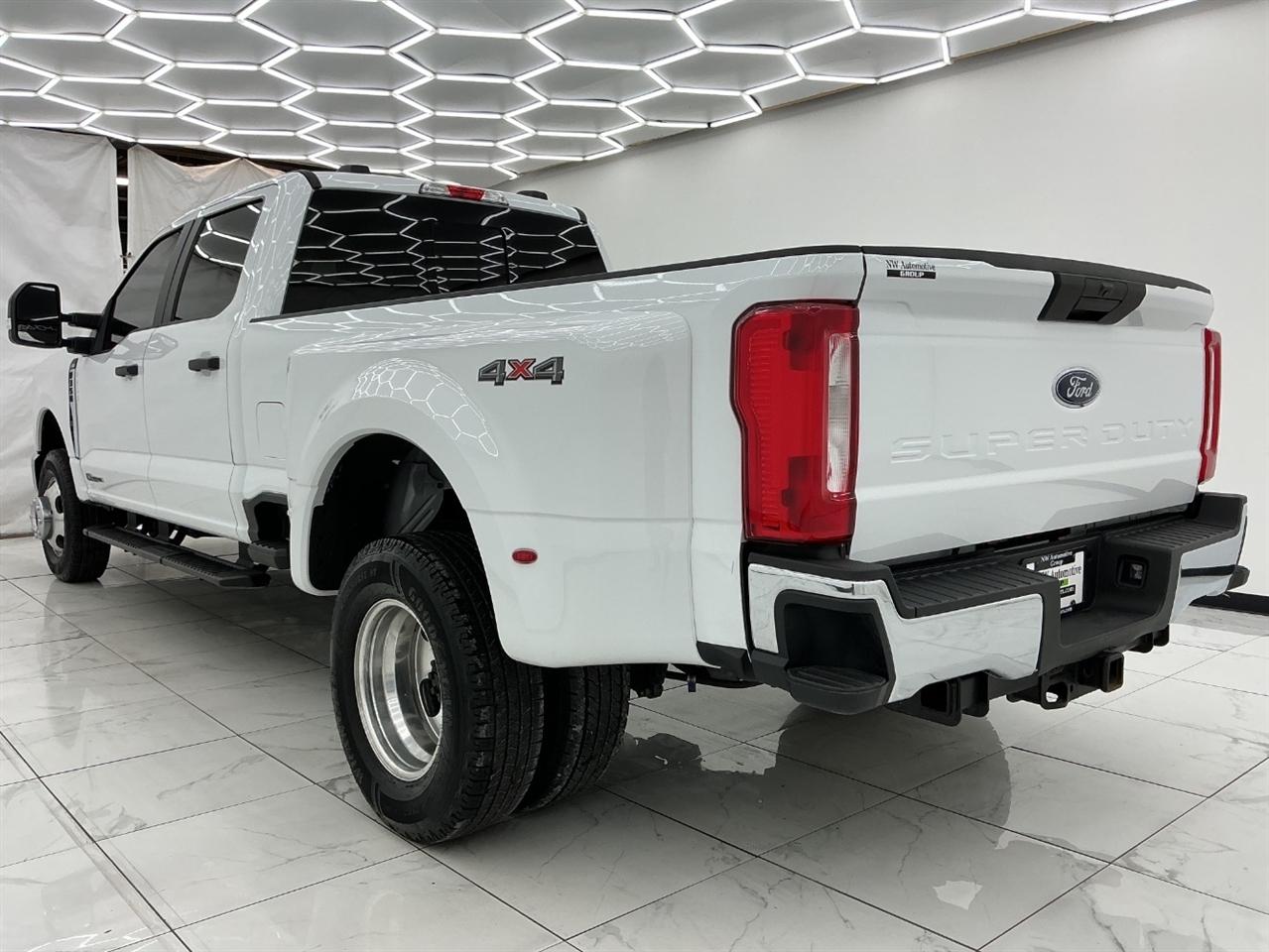 Ford Super Duty F-350 DRW King Ranch 4WD Crew Cab 8' Box 2023