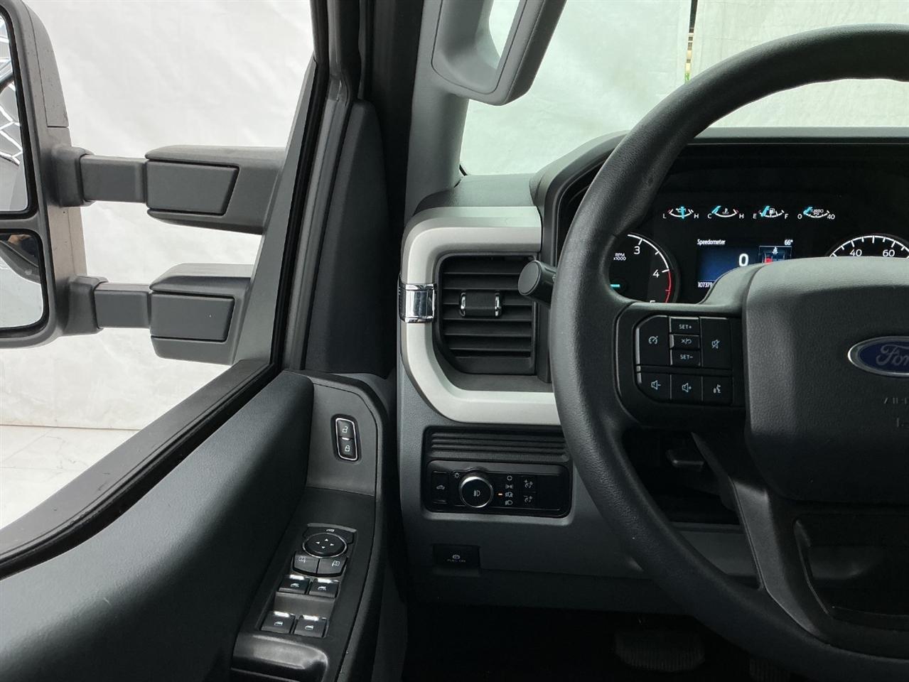 Ford Super Duty F-350 DRW King Ranch 4WD Crew Cab 8' Box 2023