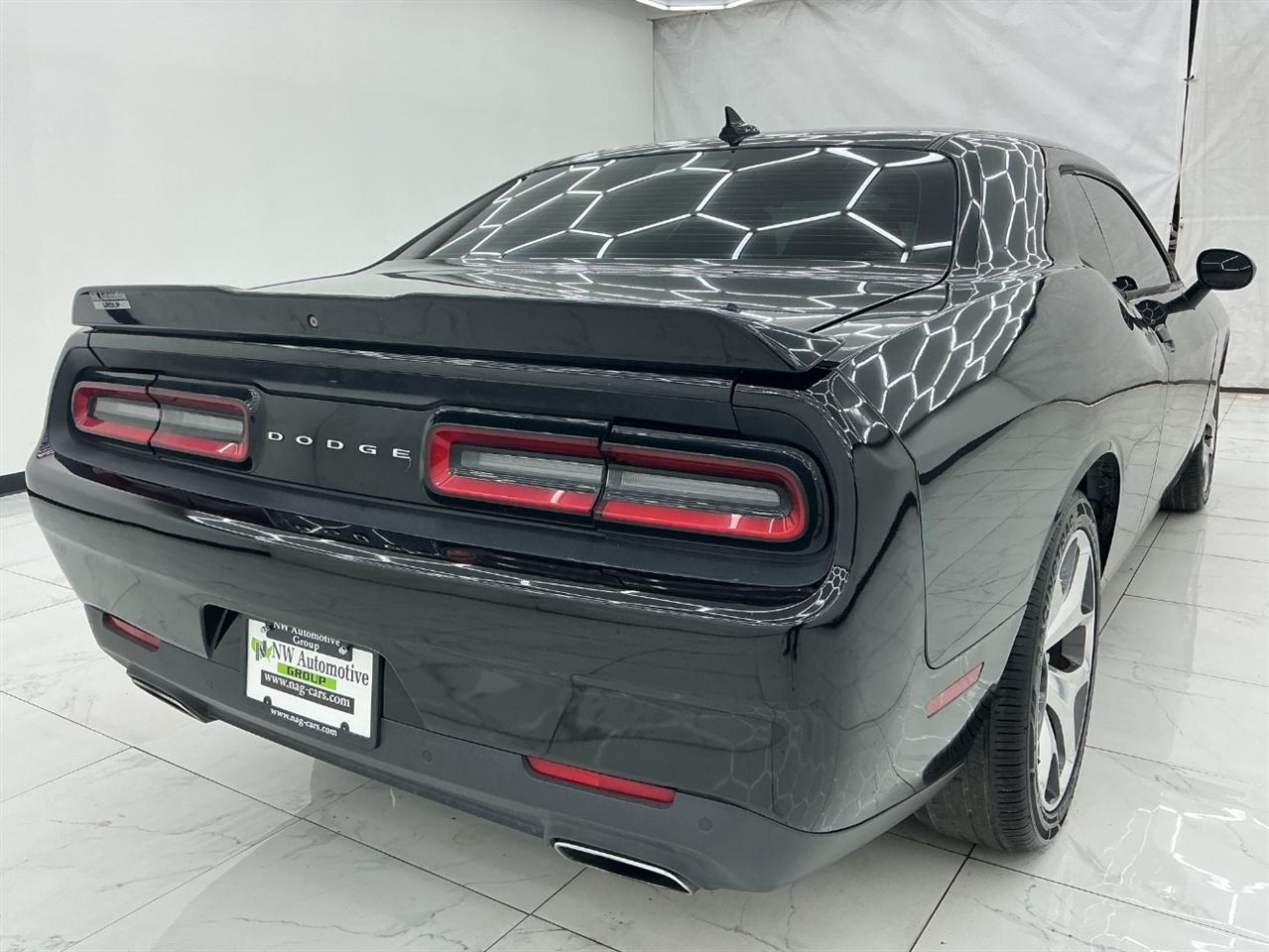 Dodge Challenger 2dr Cpe SXT Plus 2016