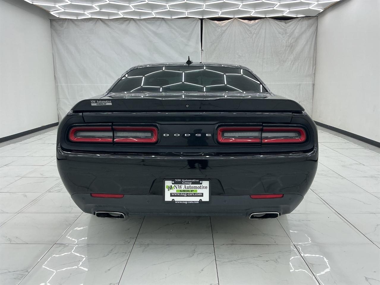 Dodge Challenger 2dr Cpe SXT Plus 2016