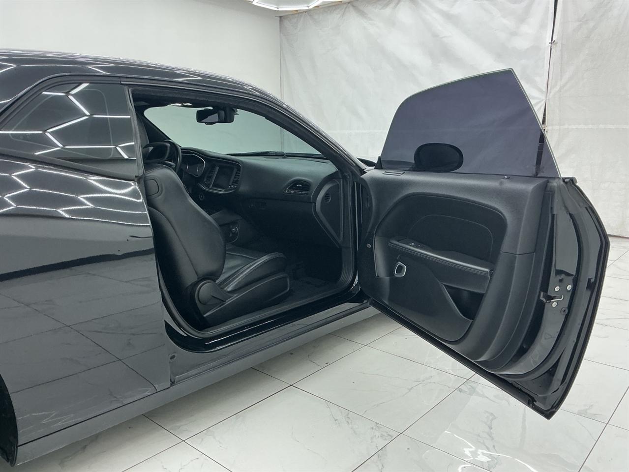 Dodge Challenger 2dr Cpe SXT Plus 2016
