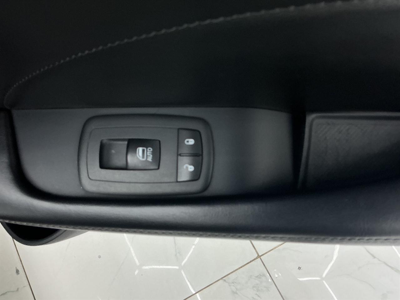 Dodge Challenger 2dr Cpe SXT Plus 2016