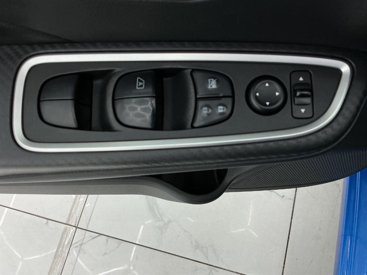 Nissan Versa SR CVT 2020