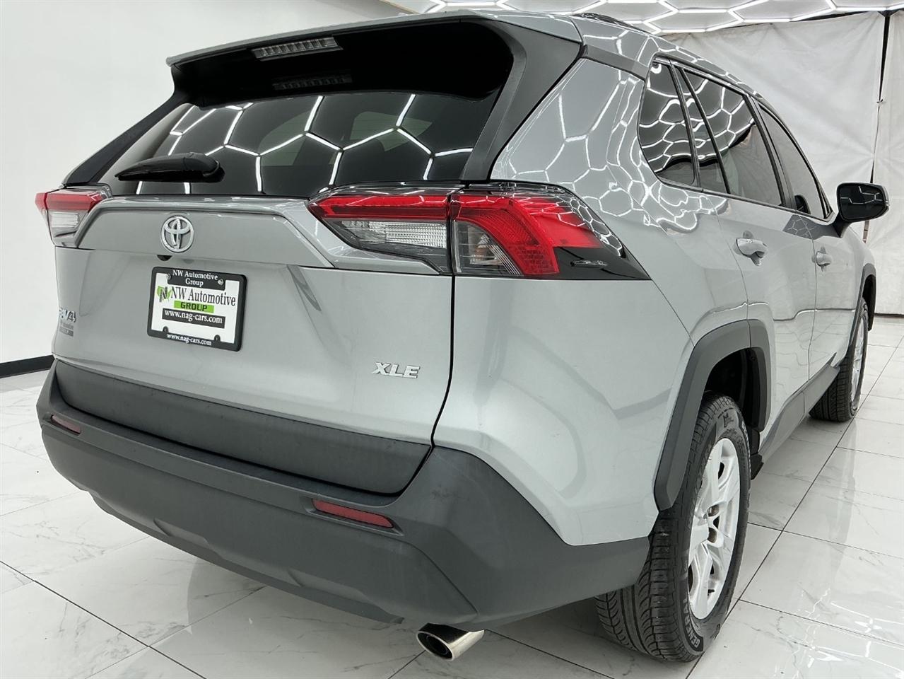 Toyota RAV4 XLE FWD (Natl) 2020