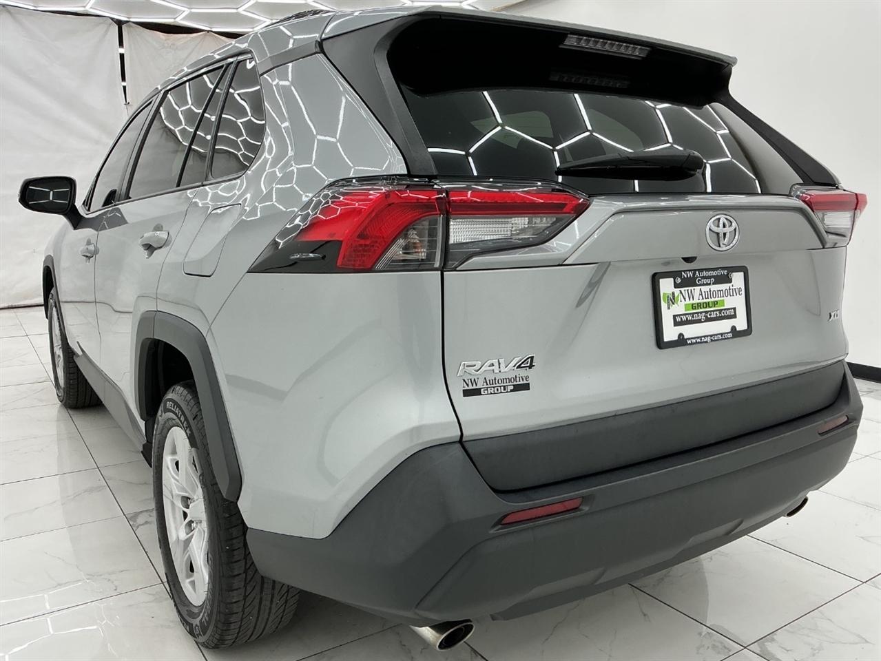 Toyota RAV4 XLE FWD (Natl) 2020