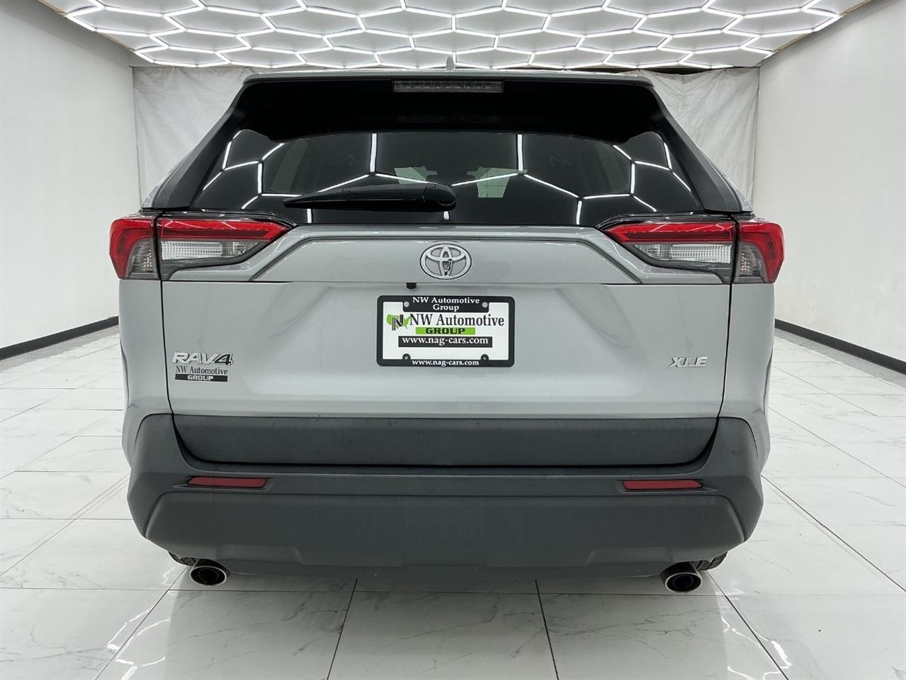 Toyota RAV4 XLE FWD (Natl) 2020