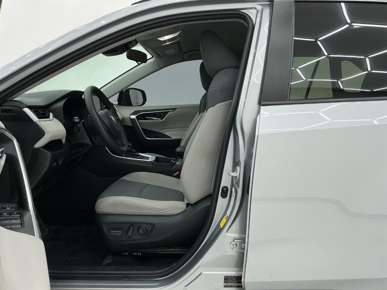 Toyota RAV4 XLE FWD (Natl) 2020