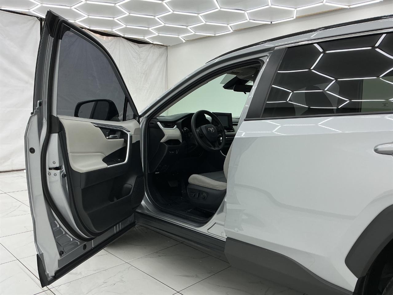 Toyota RAV4 XLE FWD (Natl) 2020