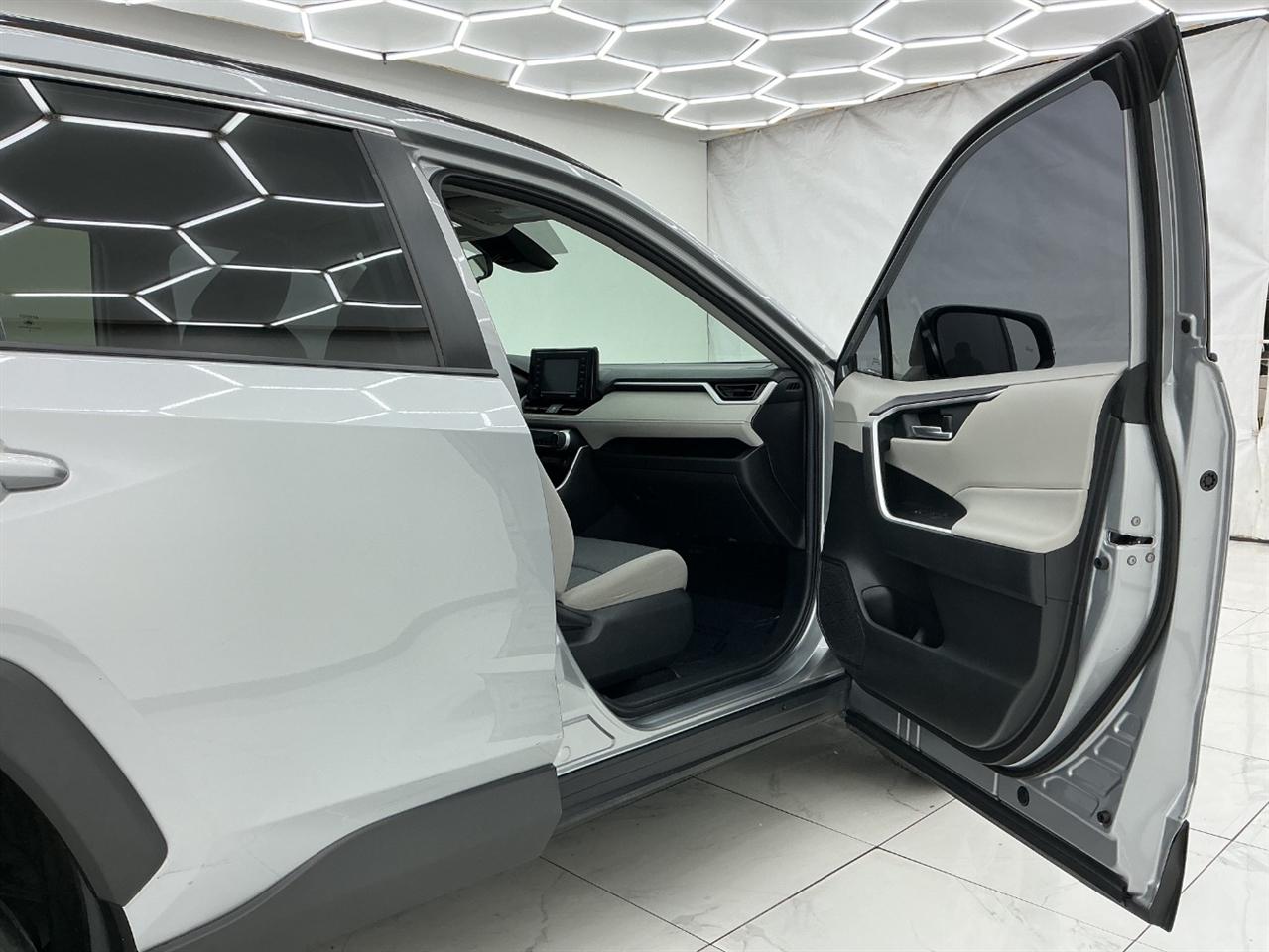 Toyota RAV4 XLE FWD (Natl) 2020