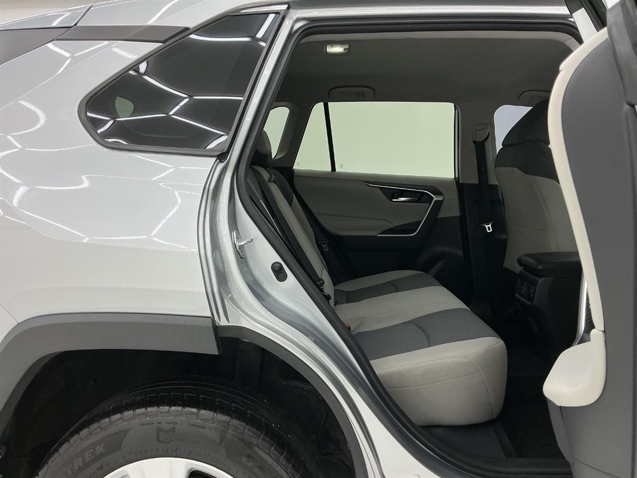 Toyota RAV4 XLE FWD (Natl) 2020