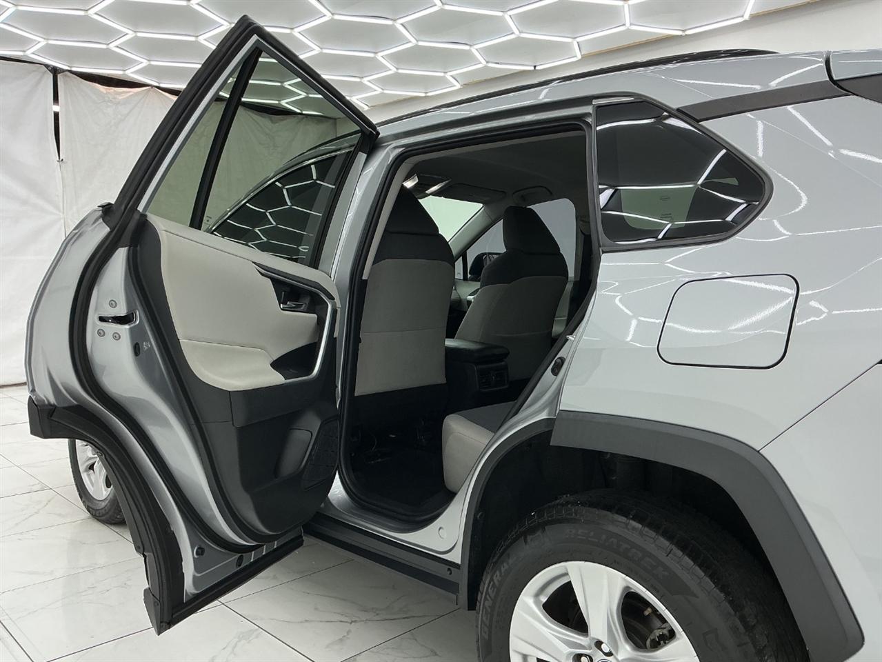 Toyota RAV4 XLE FWD (Natl) 2020