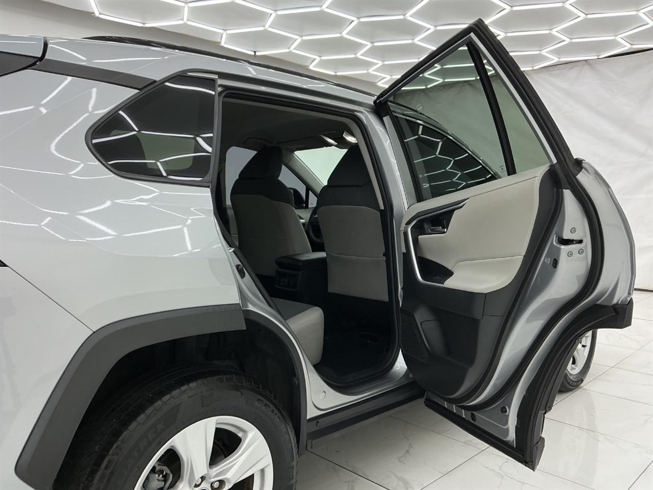 Toyota RAV4 XLE FWD (Natl) 2020