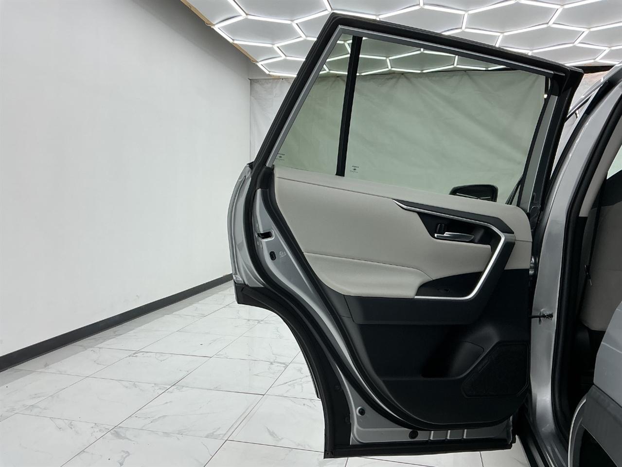 Toyota RAV4 XLE FWD (Natl) 2020