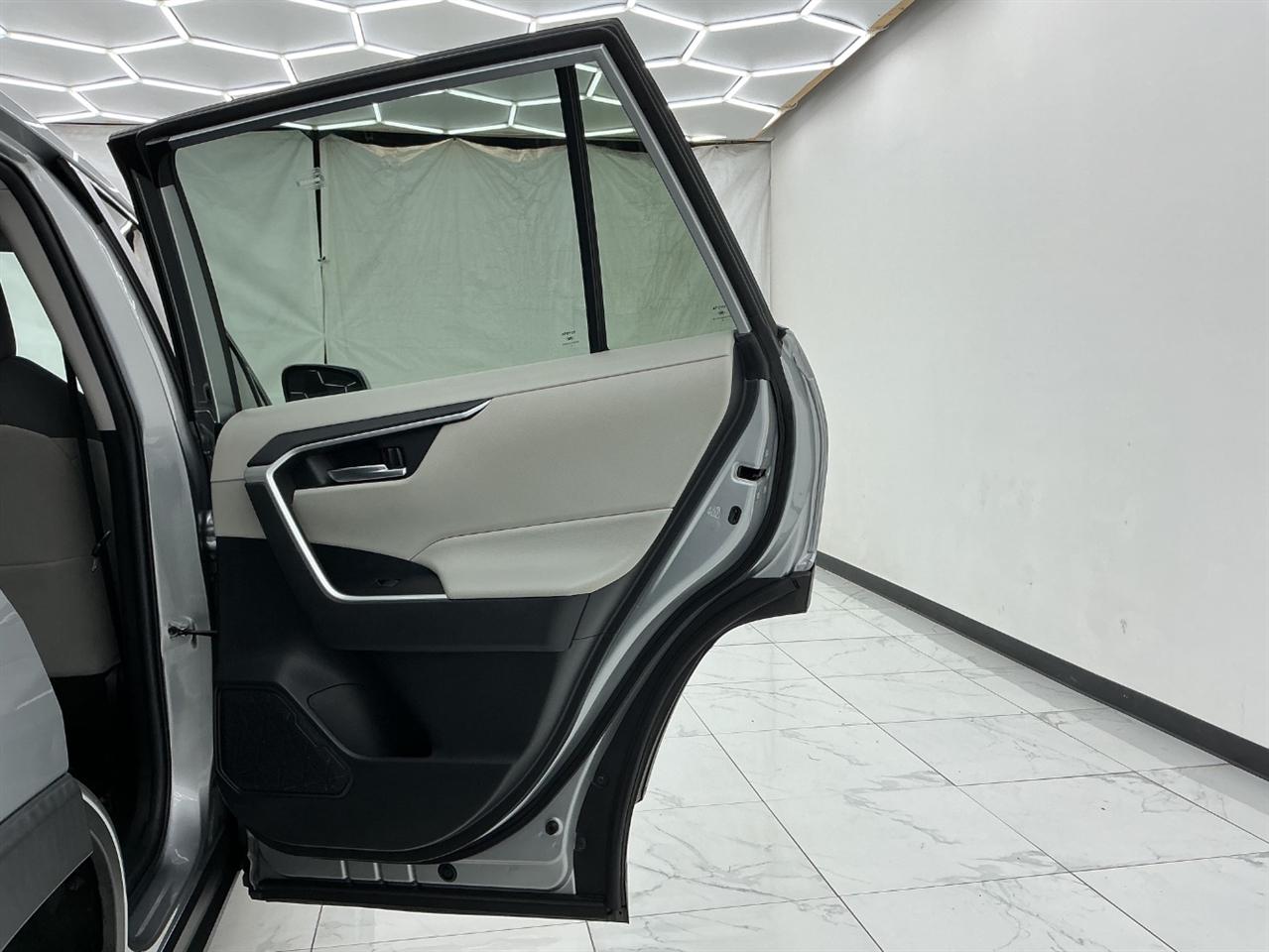 Toyota RAV4 XLE FWD (Natl) 2020