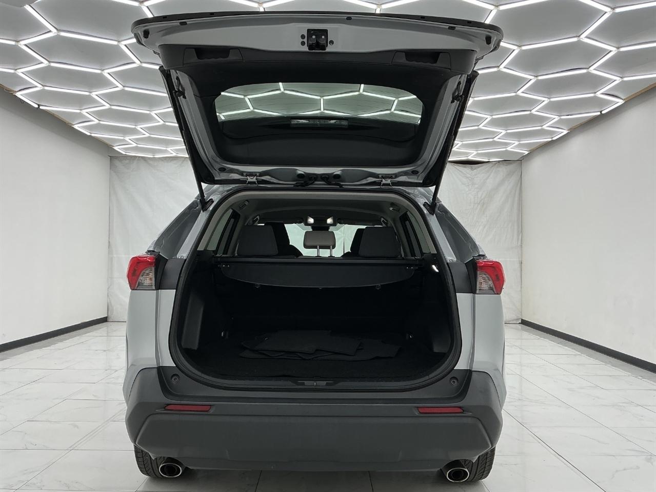 Toyota RAV4 XLE FWD (Natl) 2020