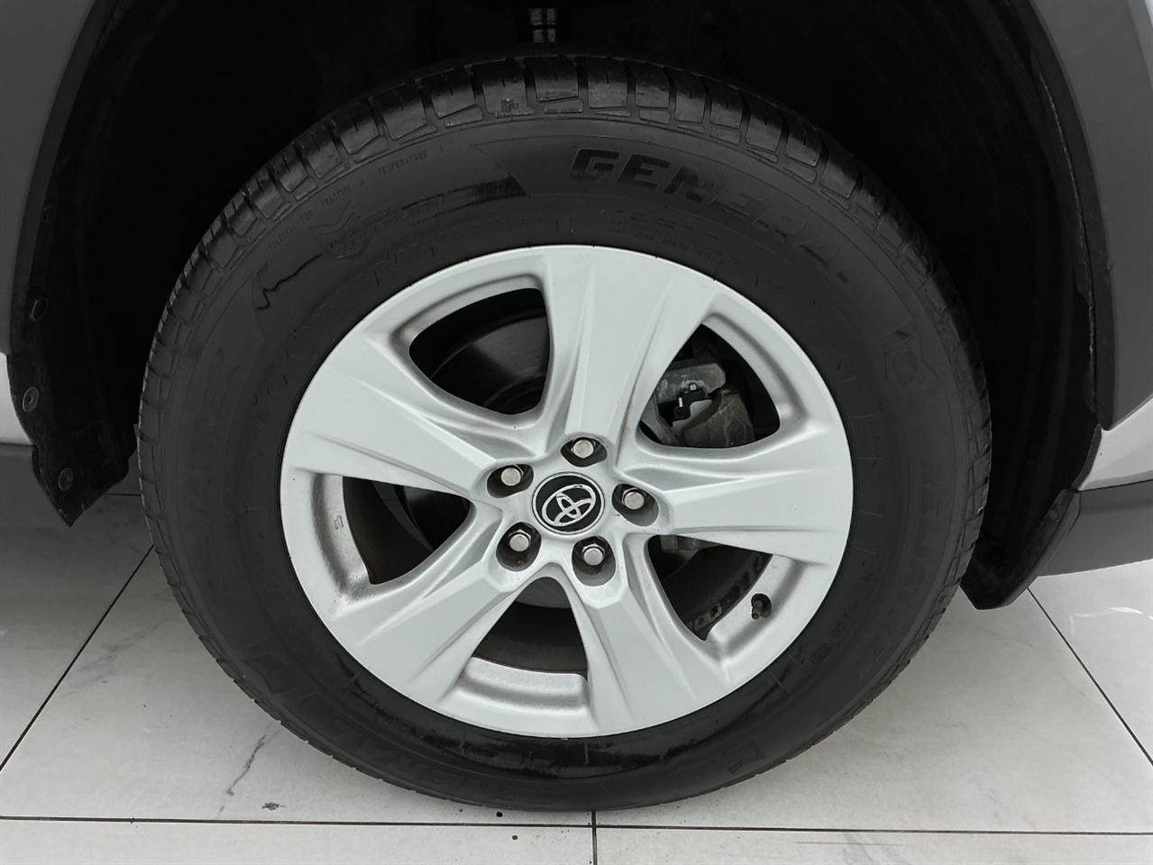 Toyota RAV4 XLE FWD (Natl) 2020