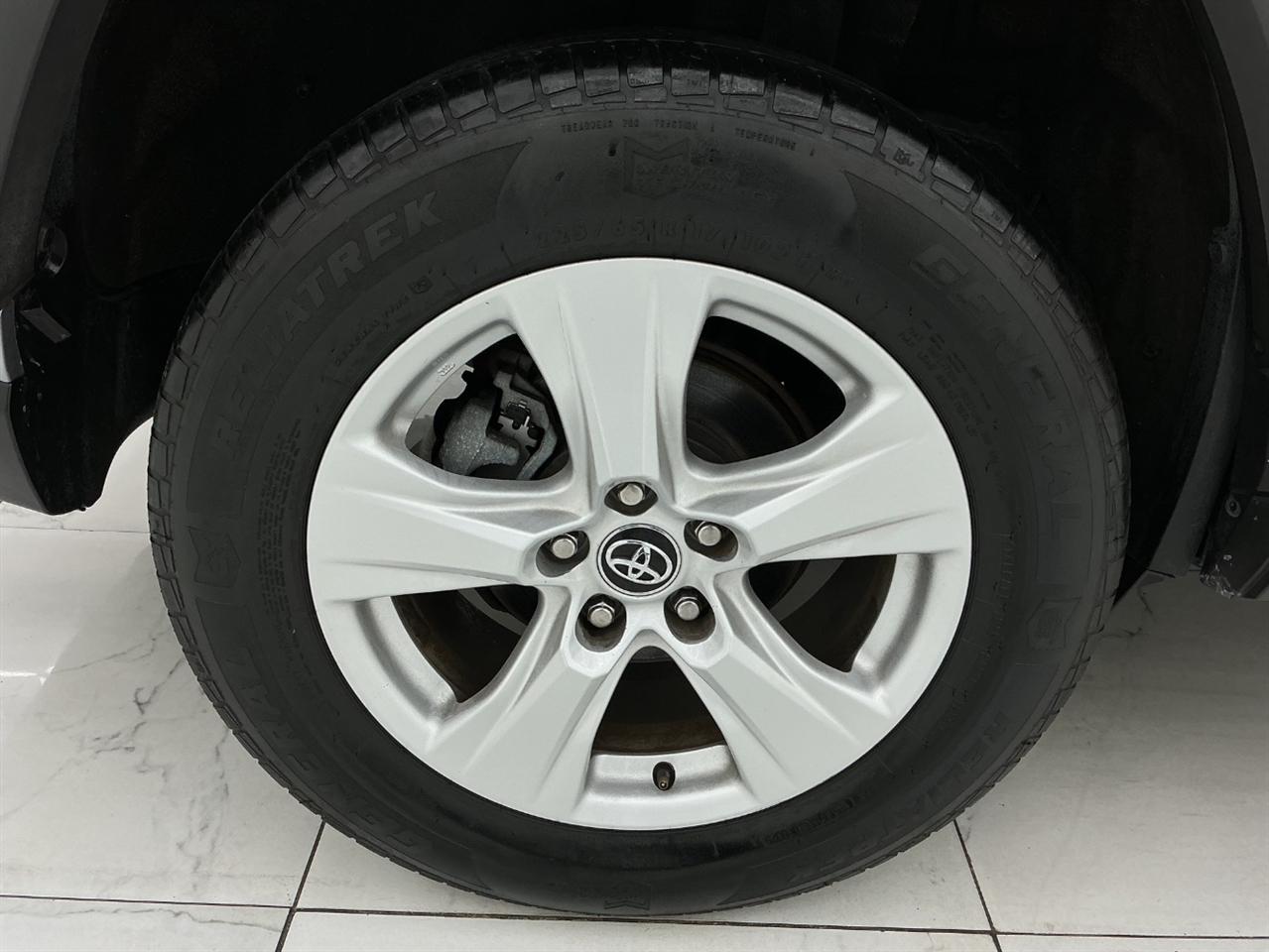 Toyota RAV4 XLE FWD (Natl) 2020