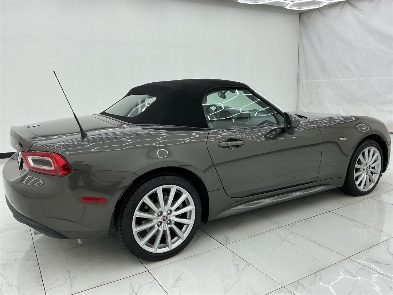 Fiat 124 Spider Lusso Convertible 2017
