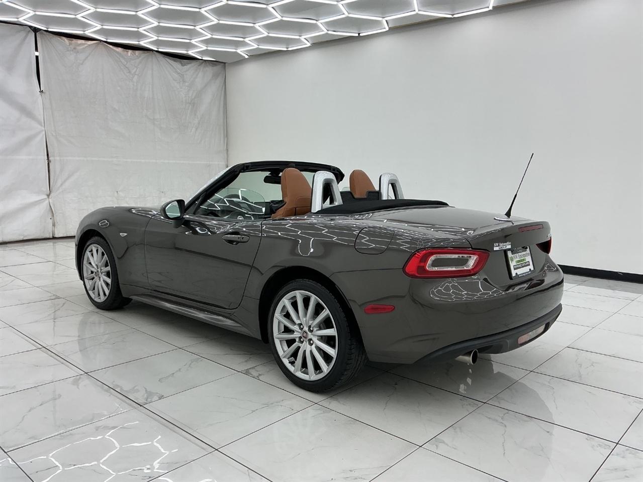 Fiat 124 Spider Lusso Convertible 2017