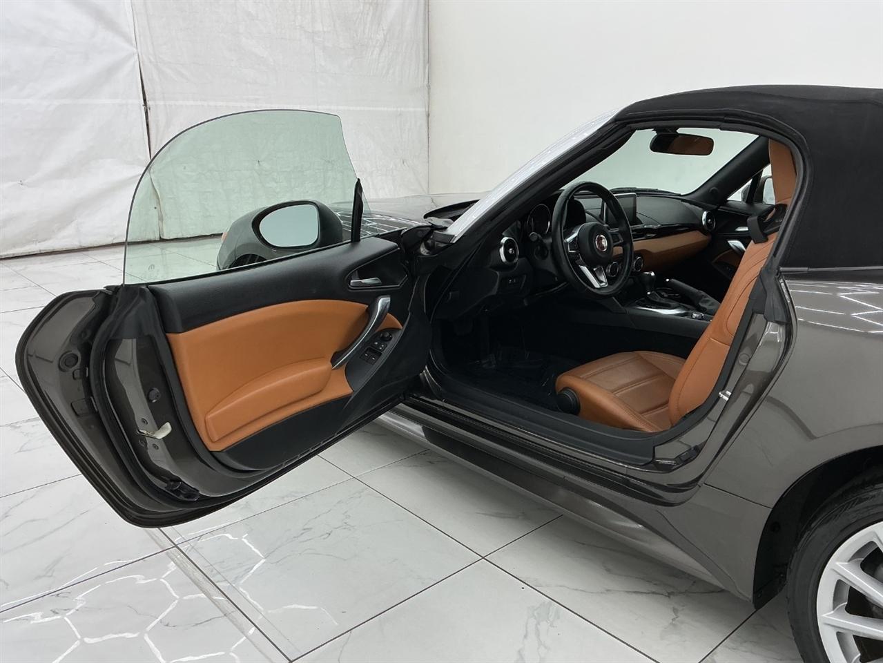 Fiat 124 Spider Lusso Convertible 2017