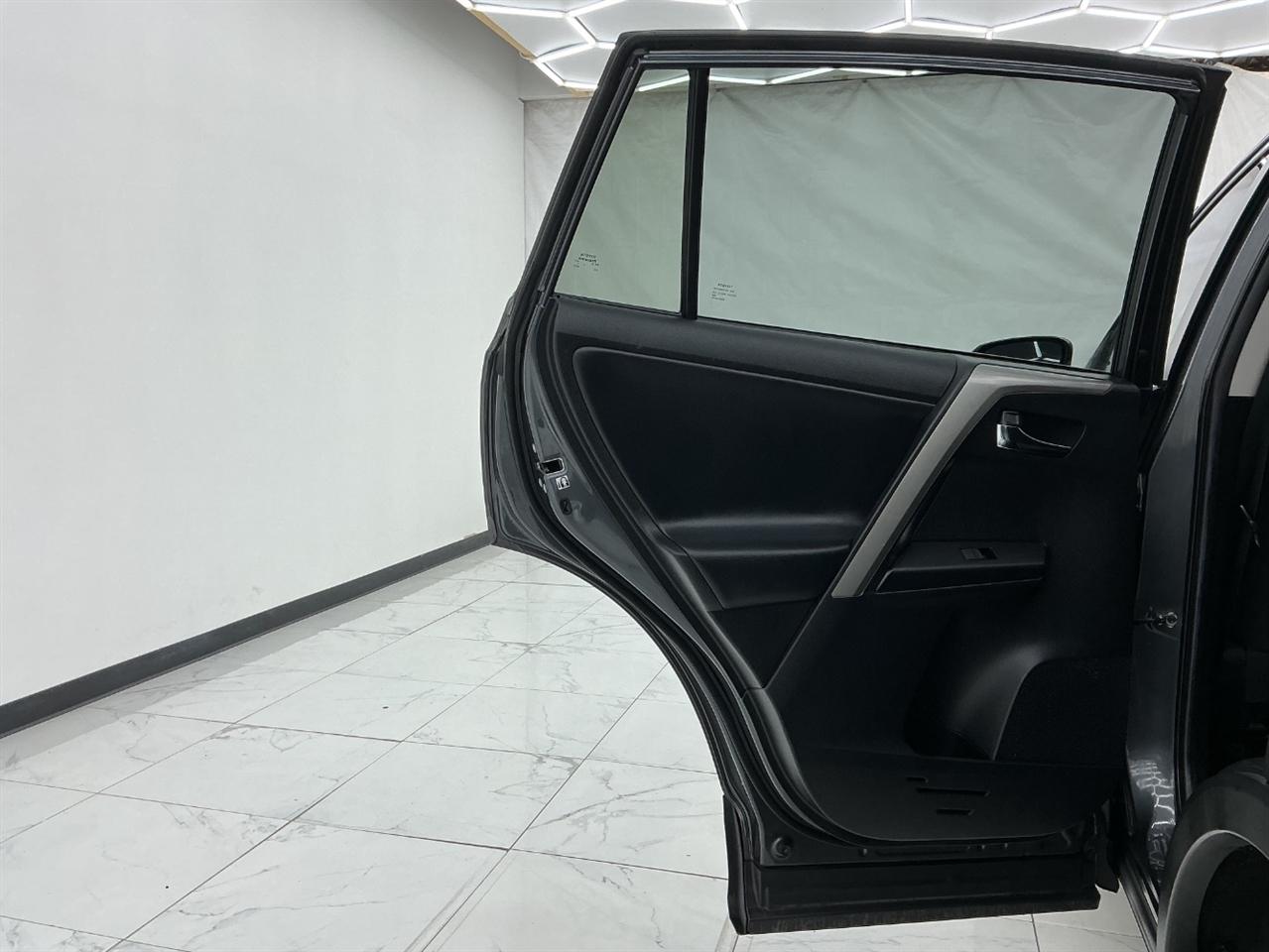Toyota RAV4 Adventure FWD (Natl) 2018