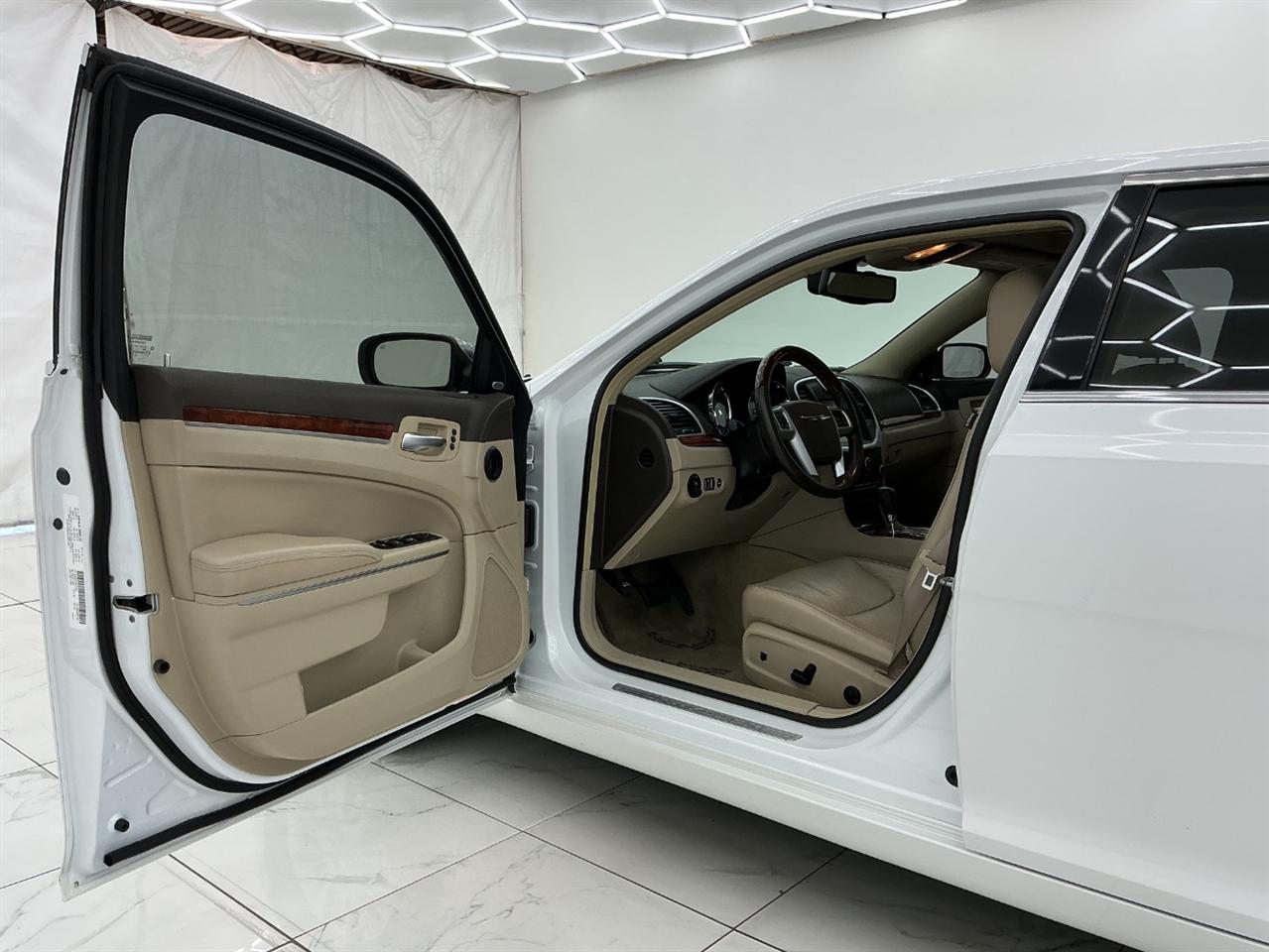 Chrysler 300 4dr Sdn 300C AWD 2011