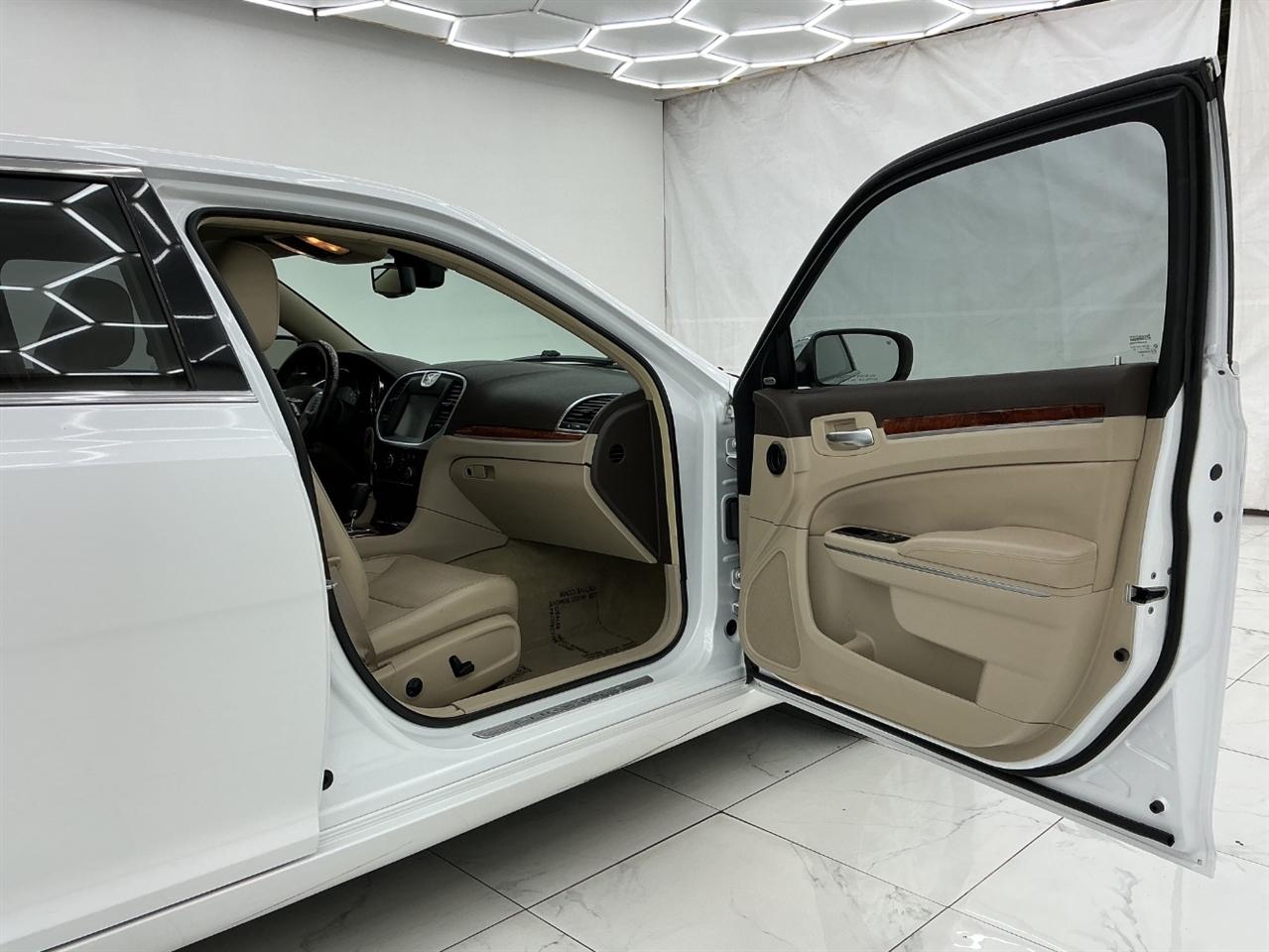 Chrysler 300 4dr Sdn 300C AWD 2011