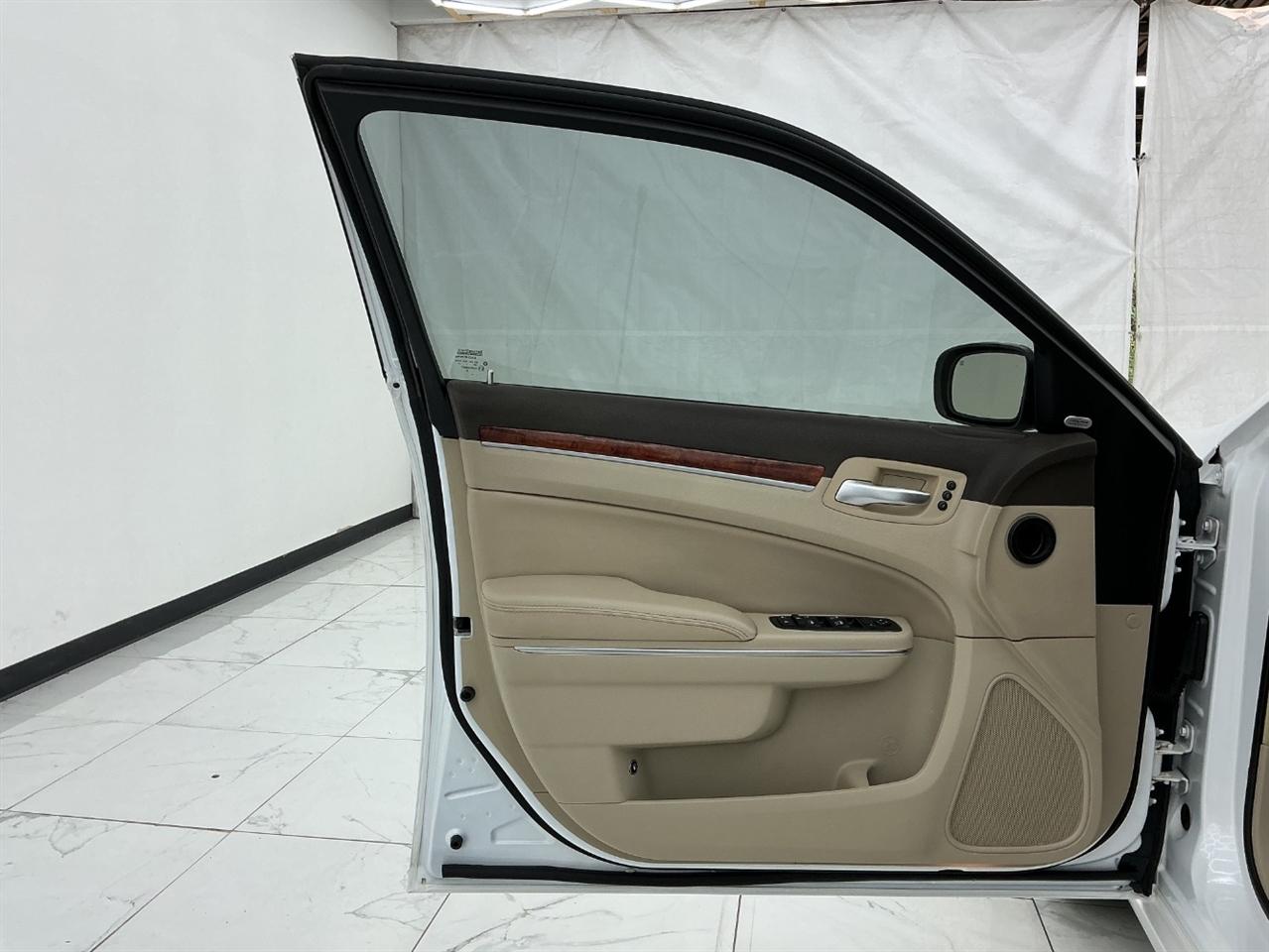 Chrysler 300 4dr Sdn 300C AWD 2011
